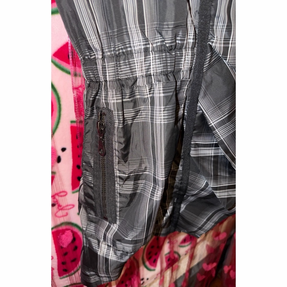 🖤🩶 Plaid Hooded Ruffle Jacket - Picture 4 of 9